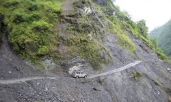 बेनी–दरबाङ सडक फापरखेतमा सधैँ पहिरो