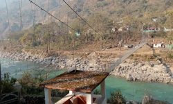 नेपाल–भारत जोड्ने झोलुङ्गे पुलको लठ्ठा चुडिँदा आवतजावत बन्द