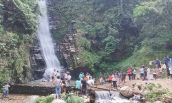 पर्यटकलाई आकर्षित गर्दै गाईखुरे झरना