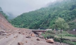 वर्षाले सिद्धार्थ राजमार्ग अवरुद्ध