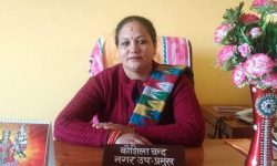 परोपकारी उपमेयर कौशिला : आफ्नो पारिश्रमिक विद्यार्थीलाई पढ्न सहयोग गर्दै