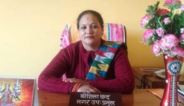 परोपकारी उपमेयर कौशिला : आफ्नो पारिश्रमिक विद्यार्थीलाई पढ्न सहयोग गर्दै