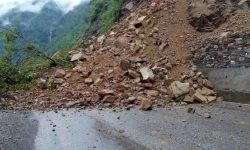 कालिखोलामा पहिरो खस्दा नारायणगढ–मुग्लिन सडकखण्ड अवरुद्ध