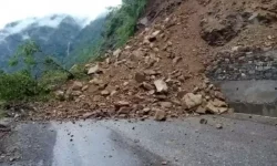 पहिराेले मध्यपहाडी लोकमार्ग अवरुद्ध