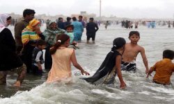 एकै परिवारका बाह्र जना बगे