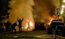 फ्रान्समा दङ्गाकारीहरूले मेयरको घरमा कार प्रहार गरे