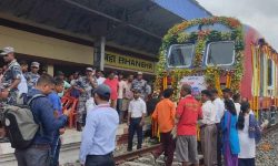 यातायात मन्त्रीले हल्लाए हरियो झण्डा, भंगहाबाट जयनगरका लागि गुड्यो रेल