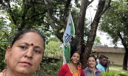 आजभोलि खेतमा असारे गीत बज्दैनन्, टिकटक बन्छ