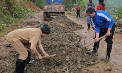 सडक मर्मत गर्न श्रमदान अभियान