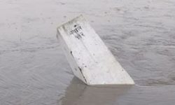 बाढीले सीमा स्तम्भ बगायो