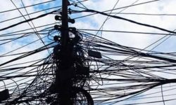 अव्यवस्थित तार हटाउन इन्टरनेट कम्पनीलाई निर्देशन