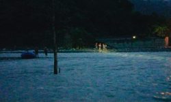 पौडी खेल्ने क्रममा नदिको बिच भागमा अड्किएका व्यक्तिको सकुशल उद्वार