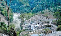 अरुण नदीको कटानले भोटखोलमा एक घर विस्थापित, १७ घर पहिराको उच्च जोखिममा