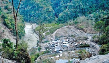 अरुण नदीको कटानले भोटखोलमा एक घर विस्थापित, १७ घर पहिराको उच्च जोखिममा