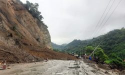 टोपेखोलामा पहिरो जाँदा सडक अवरुद्ध