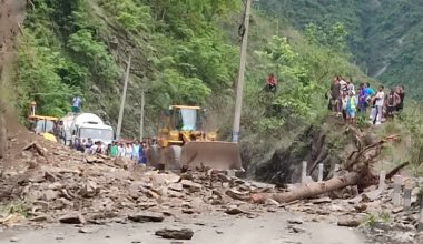 नारायणगढ–मुग्लिन सडक : पहिरो पन्छाउन ५/६ घण्टा लाग्ने