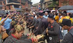 घिन्ताङघिसी नाचसहित टोलटोलबाट निकालियोे गाईजात्रा