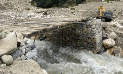 चामे क्षेत्रको घट्टे खोला बढेपछि आवतजावत रोकियो