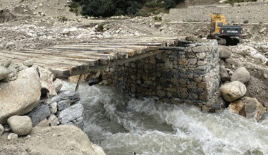 चामे क्षेत्रको घट्टे खोला बढेपछि आवतजावत रोकियो