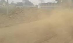 धुलाम्य र हिलाम्य सडकले पर्यटकलाई सास्ती