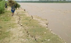 दोदा नदीले जग्गा कटानी गर्दा बस्ती जोखिममा