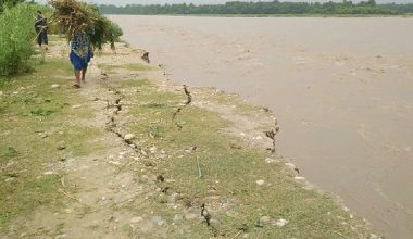 दोदा नदीले जग्गा कटानी गर्दा बस्ती जोखिममा