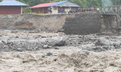 मेलम्ची खानेपानी मुहान जाने सडक बाढीले बगायो