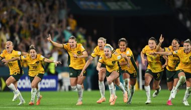 फाइनल पुग्न घरेलु टोली अष्ट्रेलिया र इंग्ल्यान्डको प्रतिस्पर्धा