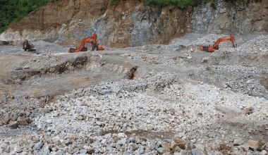 चुनढुङ्गा उत्खननका कारण गाउँ नै पहिराेको उच्च जोखिममा