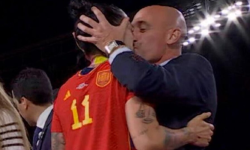 चुम्बन काण्डले स्पेनी फुटबलको छवि बिग्रिएको इनिएस्टाको भनाइ