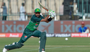 बाबर आजमले पूरा गरे एकदिवसीय शतक
