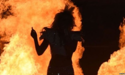 गैंडाकोटकी कुमालले आफ्नै शरीरमा लगाइन् आगो