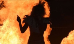 आफ्नै शरीरमा आगो लगाउँदा एक महिला घाइते