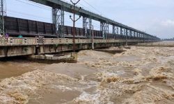 पानीको बहाव बढेपछि वनबासा पुलमा चारपाङ्ग्रे सवारीमा रोक