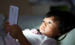 बालबालिकाका लागि घातक हुन्छ मोबाइल