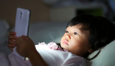 बालबालिकाका लागि घातक हुन्छ मोबाइल