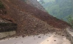 बेनी–दरबाङ सडकको ठाउँ–ठाउँमा पहिरो खस्दा यातायात अवरुद्ध