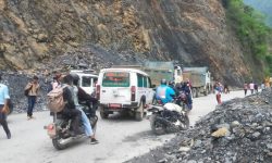 अवरुद्ध बेँसीसहर-चामे सडक खुल्यो