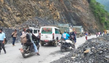 अवरुद्ध बेँसीसहर-चामे सडक खुल्यो