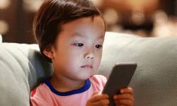 मोबाइलको बढ्दाे लत :  चिनले बालबालिकाको स्मार्टफोन प्रयोग सीमित गर्ने