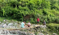 झोलुङ्गे पुलको जिल्लामा पनि ‘फड्के’को बाध्यता