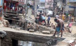 सामाखुसी खोलामाथि निर्माण गरिएको ‘स्ल्याब’ हटाउन थालियो