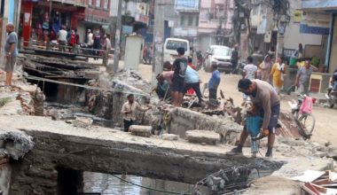 सामाखुसी खोलामाथि निर्माण गरिएको ‘स्ल्याब’ हटाउन थालियो