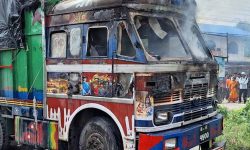 ट्रकको ठक्करबाट महिलाको मृत्यु, स्थानीयले गरे ट्रकमा आगजनी