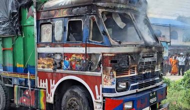 ट्रकको ठक्करबाट महिलाको मृत्यु, स्थानीयले गरे ट्रकमा आगजनी