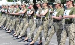 युक्रेनका महिला सैनिकहरूले युद्धबाहेक कस्ता चुनौतीहरूको सामना गरिरहेका छन् ?