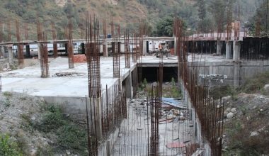 निर्माणाधीन दुई सामुदायिक भवन अलपत्र