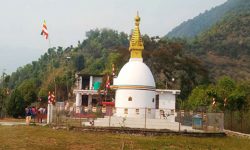 पर्यटक तान्दै रिघा उदय बुद्धविहार