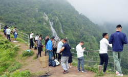 तीनधारे झरनाको प्राकृतिक सुन्दरतामा रम्दै पर्यटक