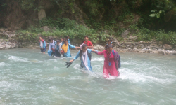 पुल नहुँदा जोखिमपूर्णरूपमा खोला तर्दै बालबालिका